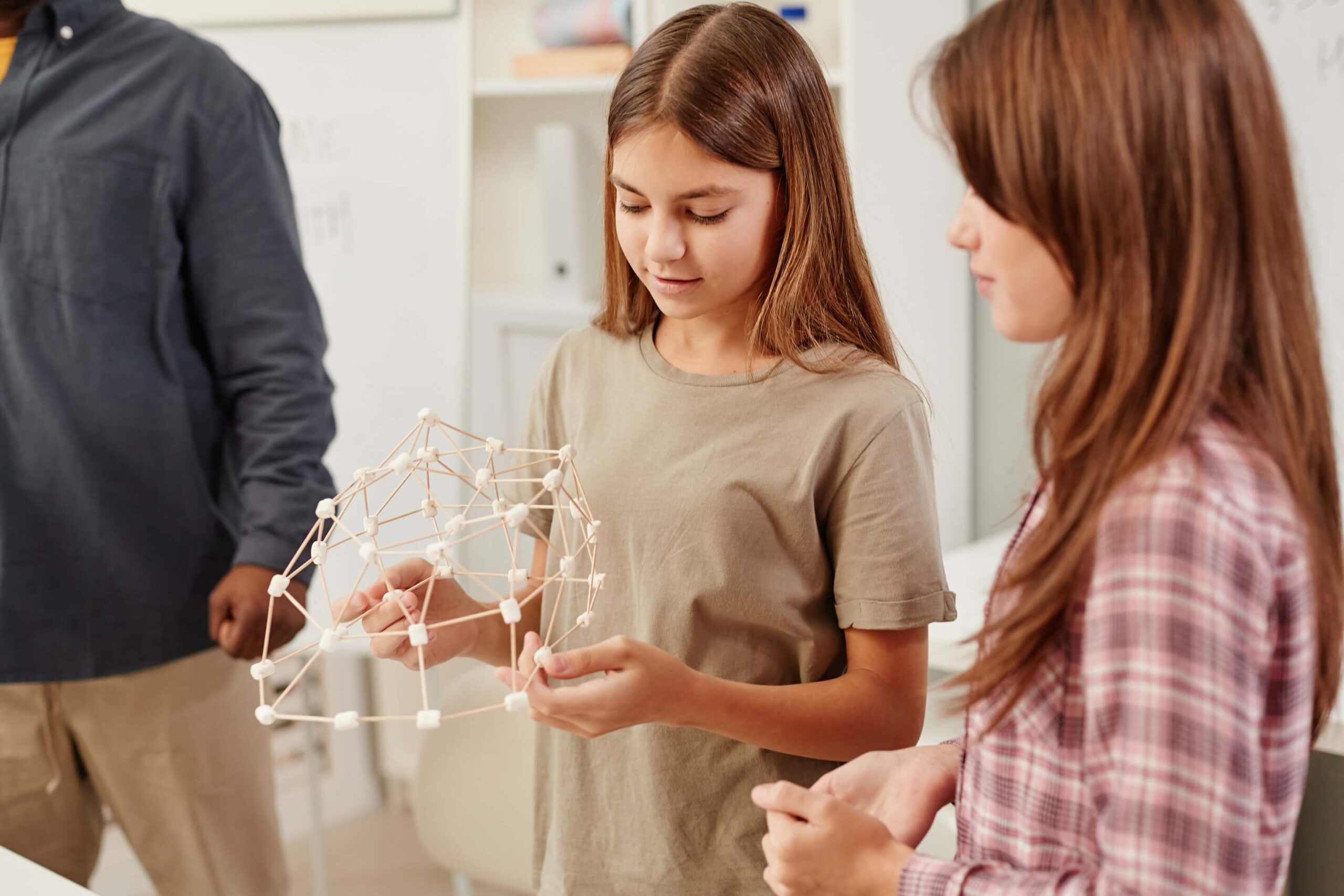 A group of students collaborates on a project for Innovation Behavior Services, focused on teamwork and creativity.